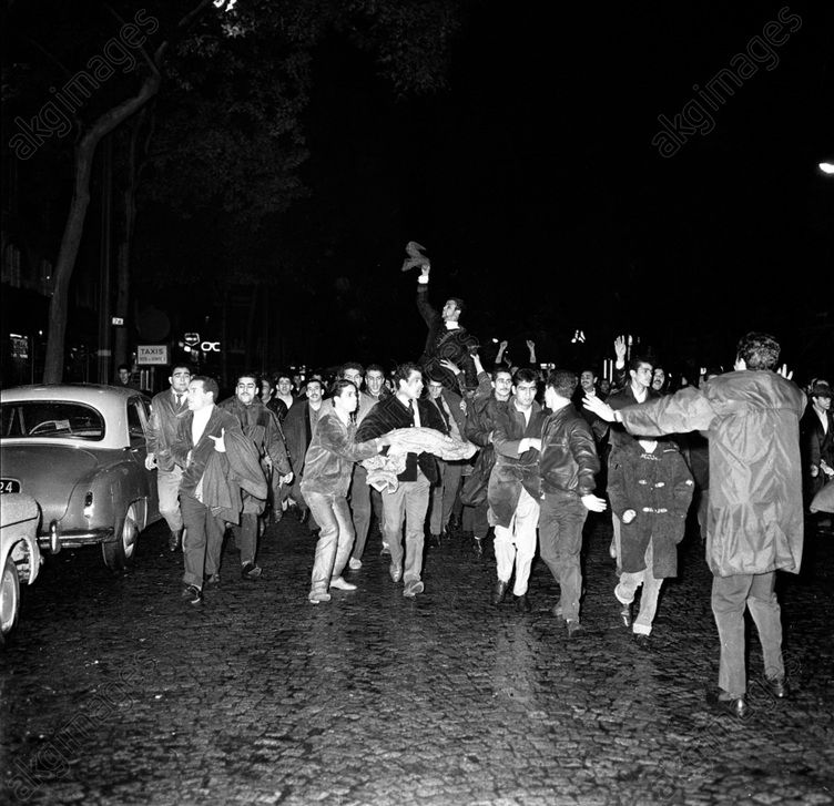 Manifestation du 17 octobre 1961 des Algériens à Paris sur les Grands Boulevards © Jacques Boissay / akg-images