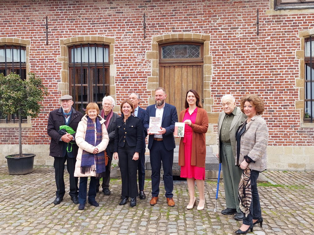 vlnr. Luc Van Durme, Magda De Vos, ?, gouverneur Carine Van Cauter, burgemeester Johan Van Tittelbom, auteur Brecht Persoons, gedeputeerde An Vervliet, Flor Cleemput en Lina Bogaert (eigenaars Hof te Roeselaere)