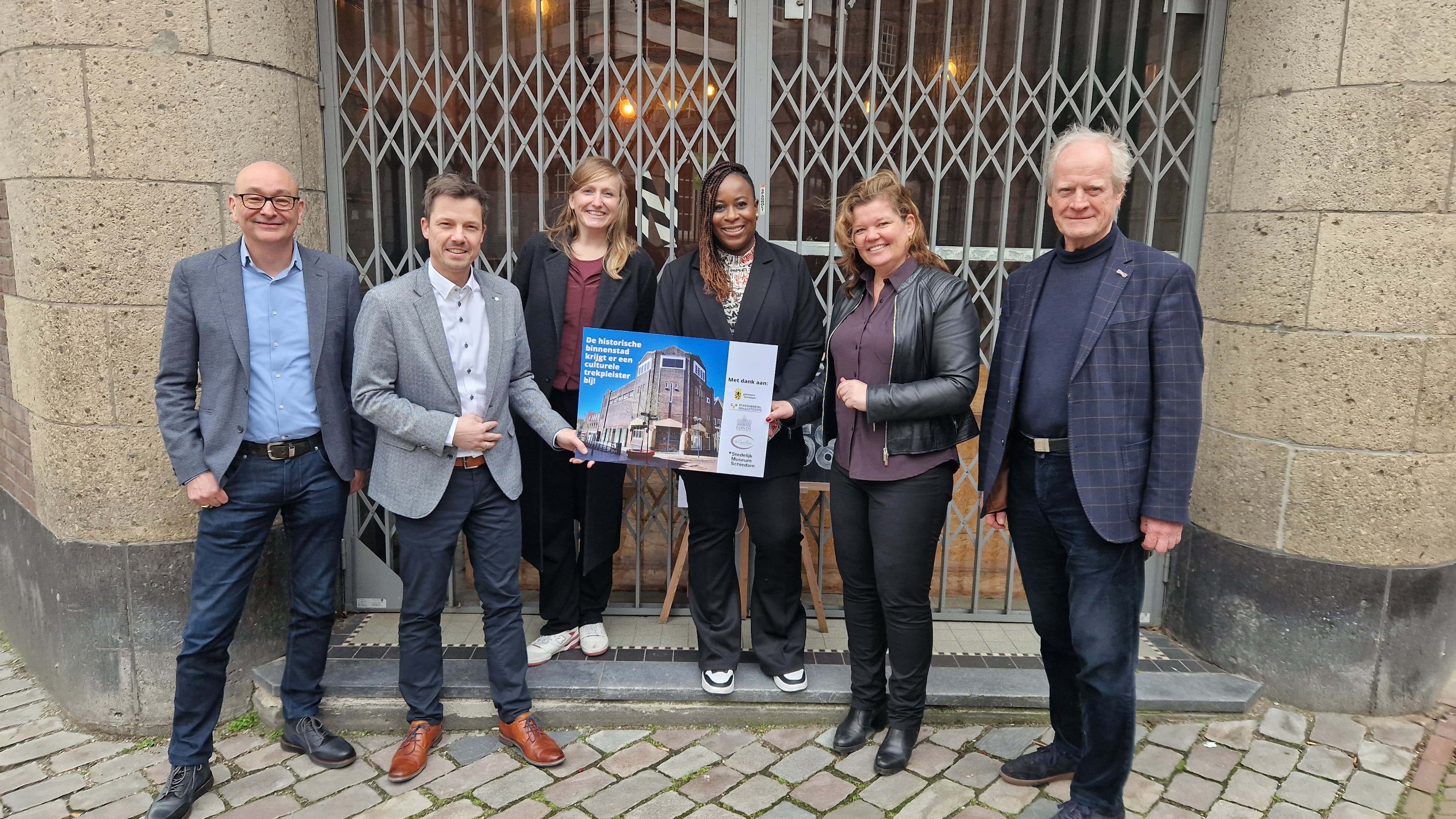 v.l.n.r. John Massaar (directeur Fonds Schiedam Vlaardingen e.o.), Martijn Bok (directeur Stadsherstel Maassteden B.V.), Anne de Haij (directeur Stedelijk Museum Schiedam), Anouschka Biekman (wethouder vastgoed, Binnenstad, Stadspromotie en Toerisme), Ciska Bakker (directeur Stadsherstel Maassteden B.V.), Luuk Ruys (directeur De Groot Fonds)