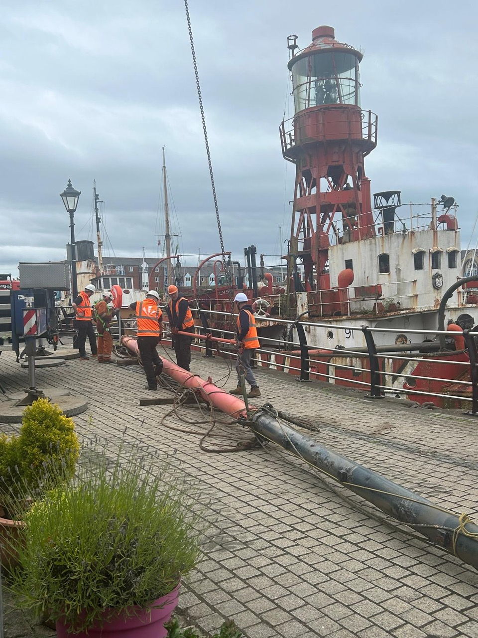 Both masts were estimated to weigh between 900kg and 1,000kg; they were approximately 12m tall and measured 270mm in diameter.