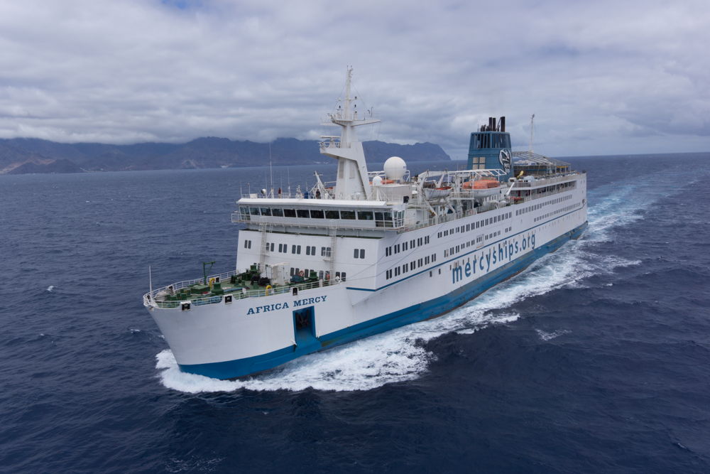L'Africa Mercy est en service depuis 2007. Il s'agit d'un ancien ferry de trains danois, reconverti en navire-hôpital. 
