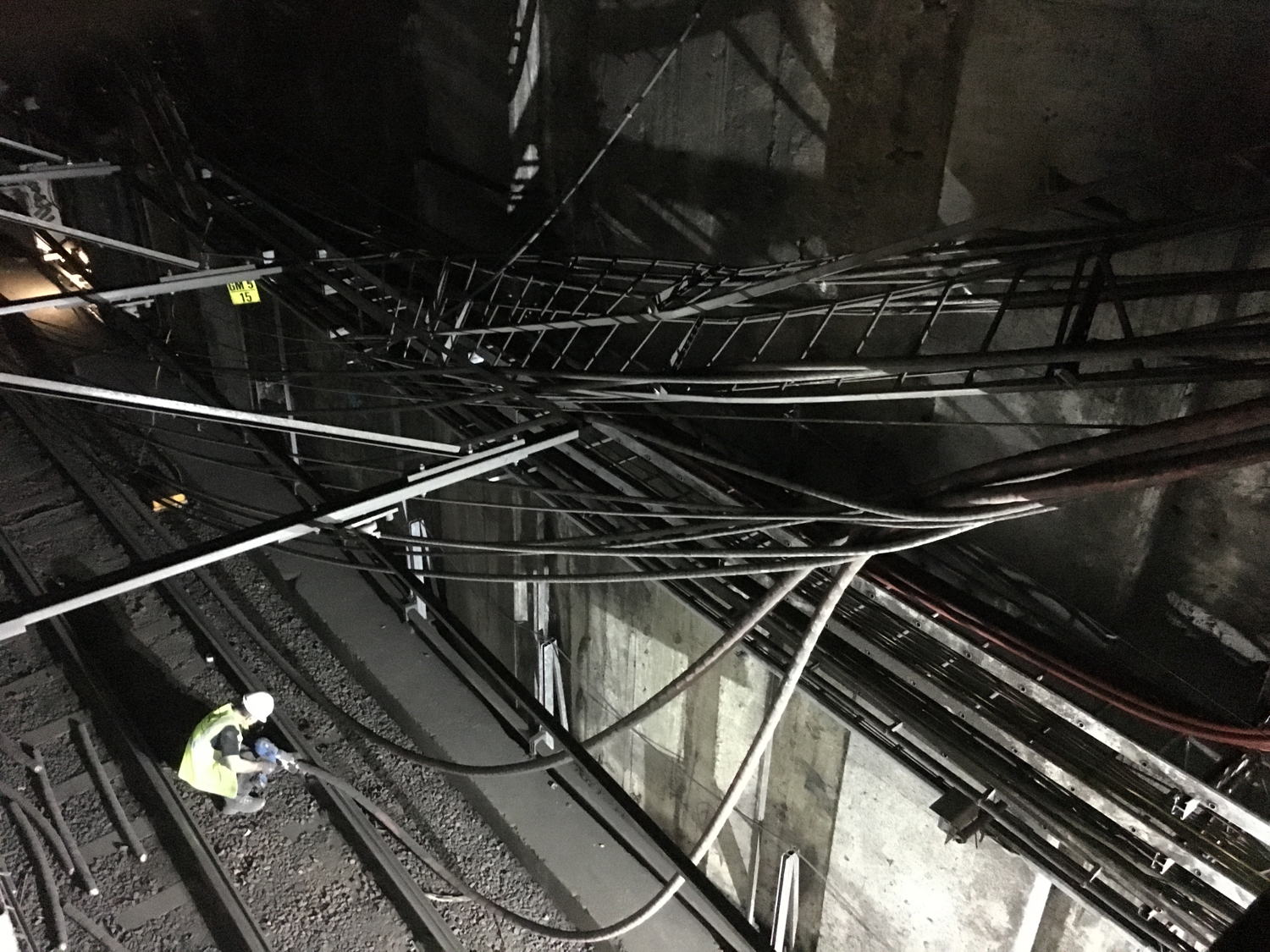 Over 350 meter zijn kabels van de stroomvoorziening losgekomen.