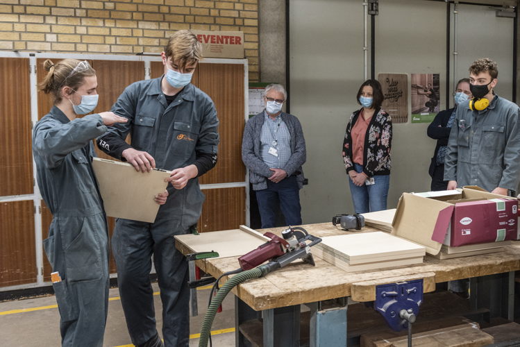 demonstratie verbindingstechniek door leerlingen houtbouw