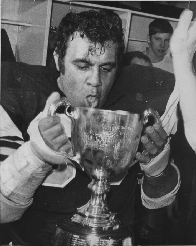 Le plaqueur Angelo Mosca des Tiger-Cats de Hamilton boit dans la Coupe Grey après avoir remporté le match de championnat de la LCF face aux Roughriders de la Saskatchewan, en 1972.

Crédit photo: LA PRESSE CANADIENNE/Chuck Stoody