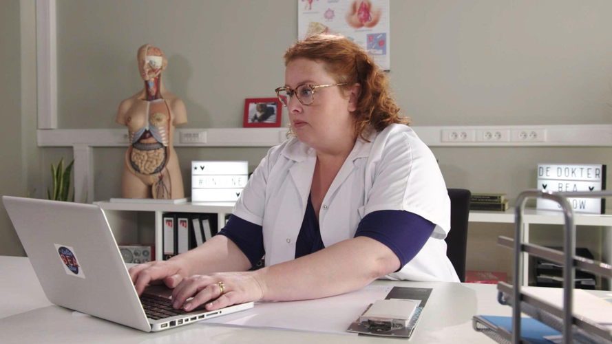 Dokter Bea (Eva Van der Gucht) (afl 10 ) - (c) De Mensen Dokter Bea (Eva Van der Gucht) (afl 10 ) - (c) De Mensen