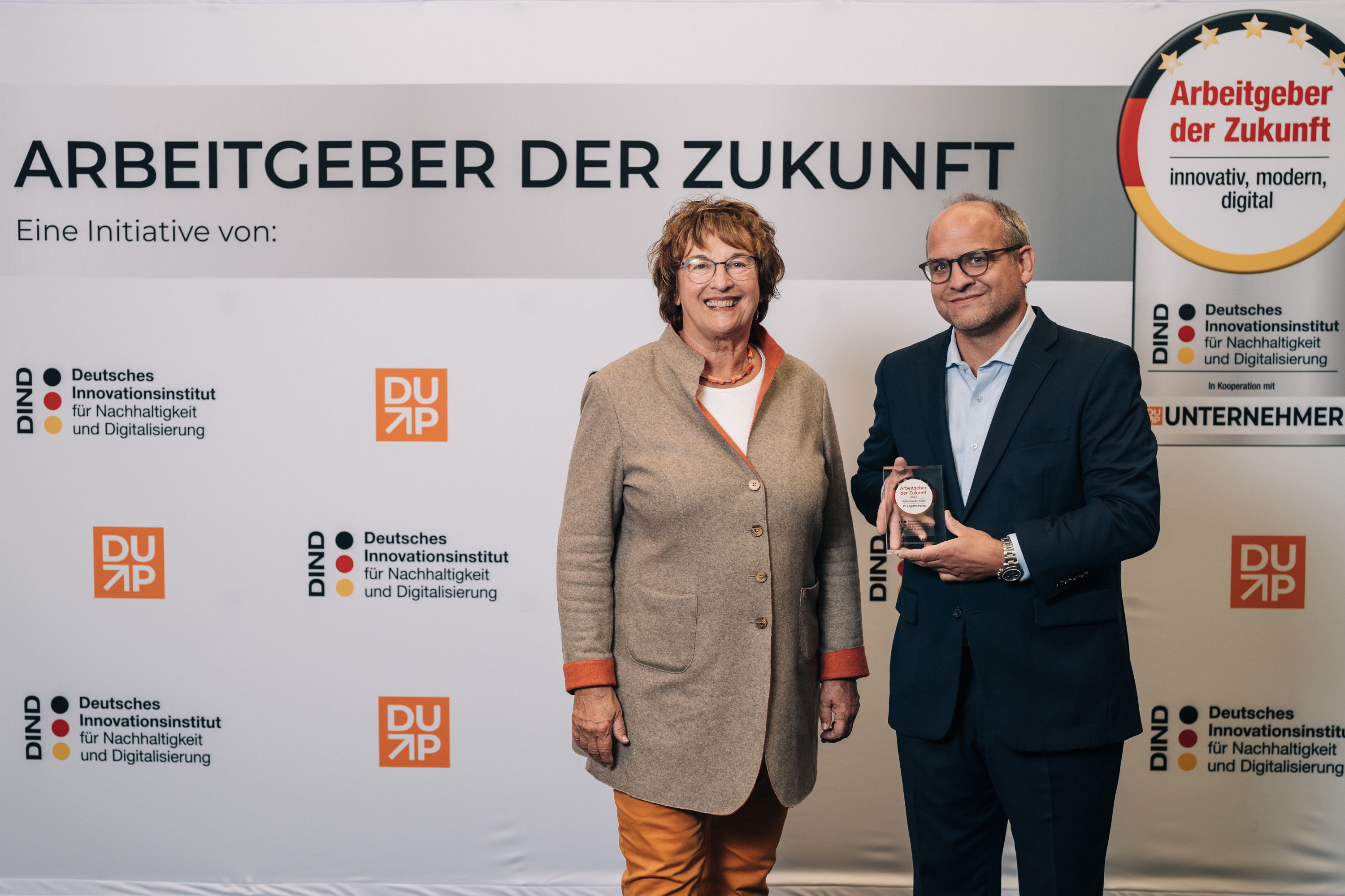 Brigritte Zypries (Bundeswirtschaftsministerin a.D.) und Sönke Kewitz (Geschäftsführer P3 Logistic Parks) bei der Preisverleihung.