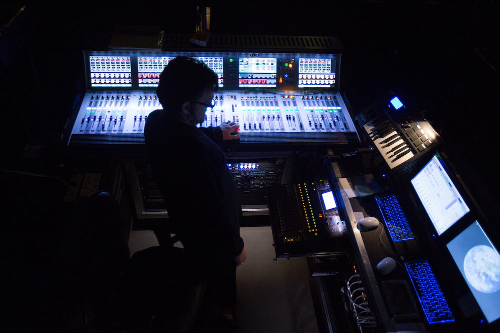 Während der Produktionen des Cirque du Soleil kann das Produktionsteam hinter der Bühne mit der Sennheiser Wireless Systems Manager (WSM) Software den Batteriestand und eine Vielzahl anderer Informationen überwachen — Foto mit freundlicher Genehmigung von Cirque du Soleil