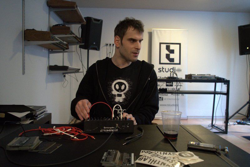 Erica Synths hosted a Pico System III workshop for visually impaired musicians