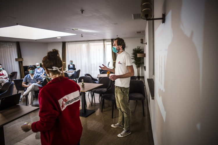Intervention MSF dans une maison de repos bruxelloise © Olivier Papegnies