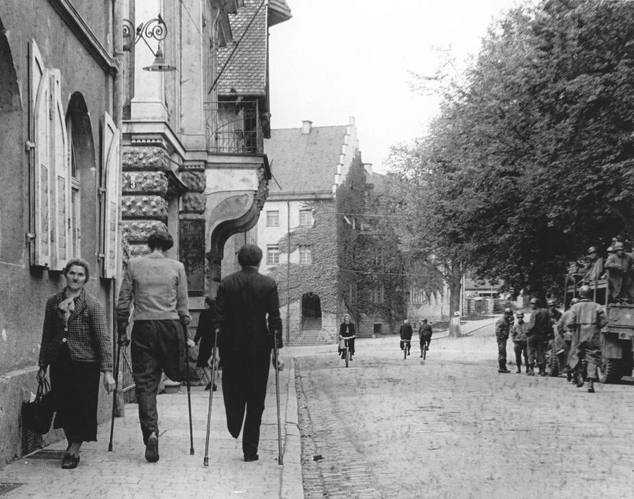 German war invalids and US soldiers in a Bavarian Town. September, 1945. AKG422140 © akg-images / Tony Vaccaro