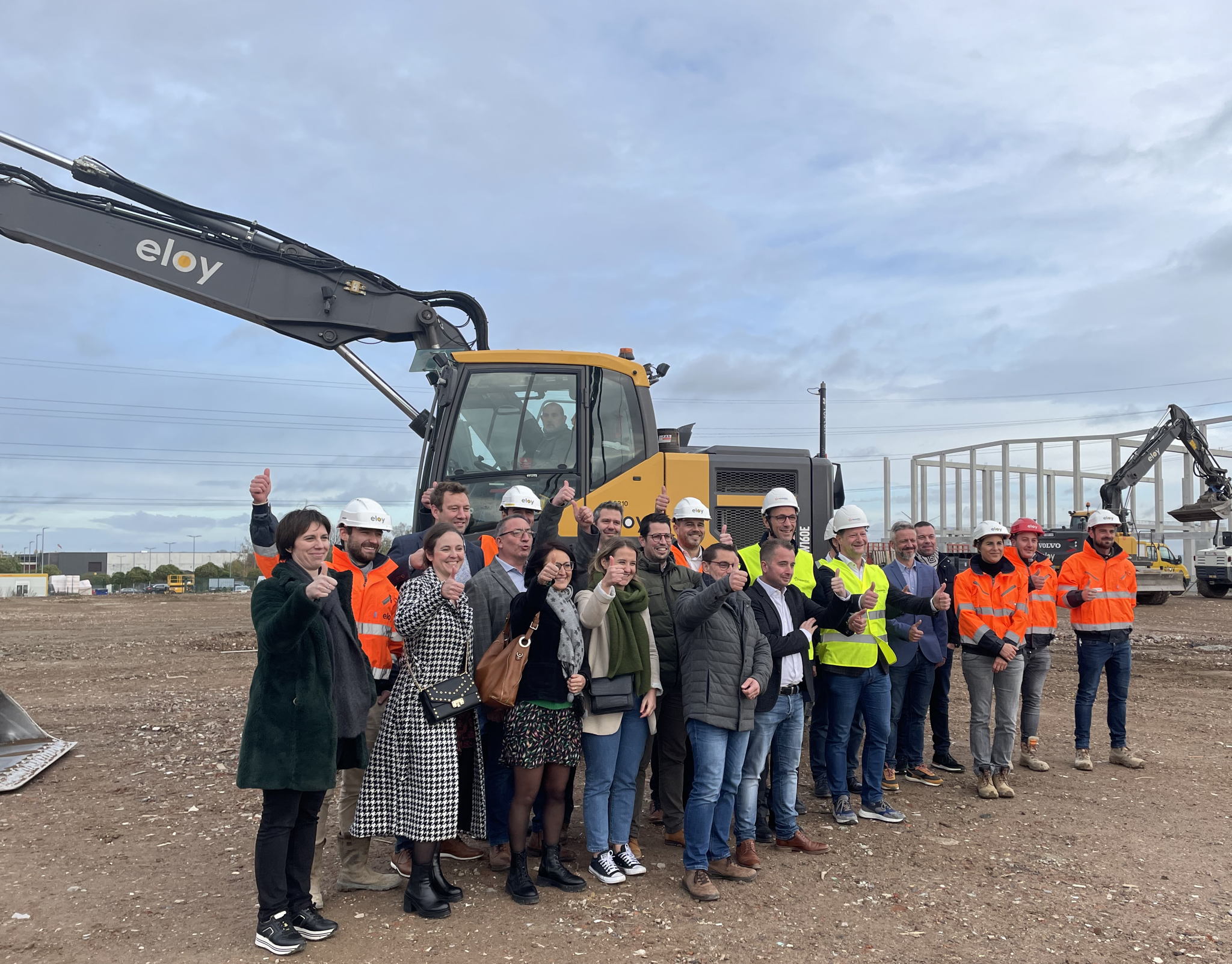Premier coup de pelle pour le nouveau siège de NEWELEC, un bâtiment durable, dans la ZAE des Hauts-Sarts