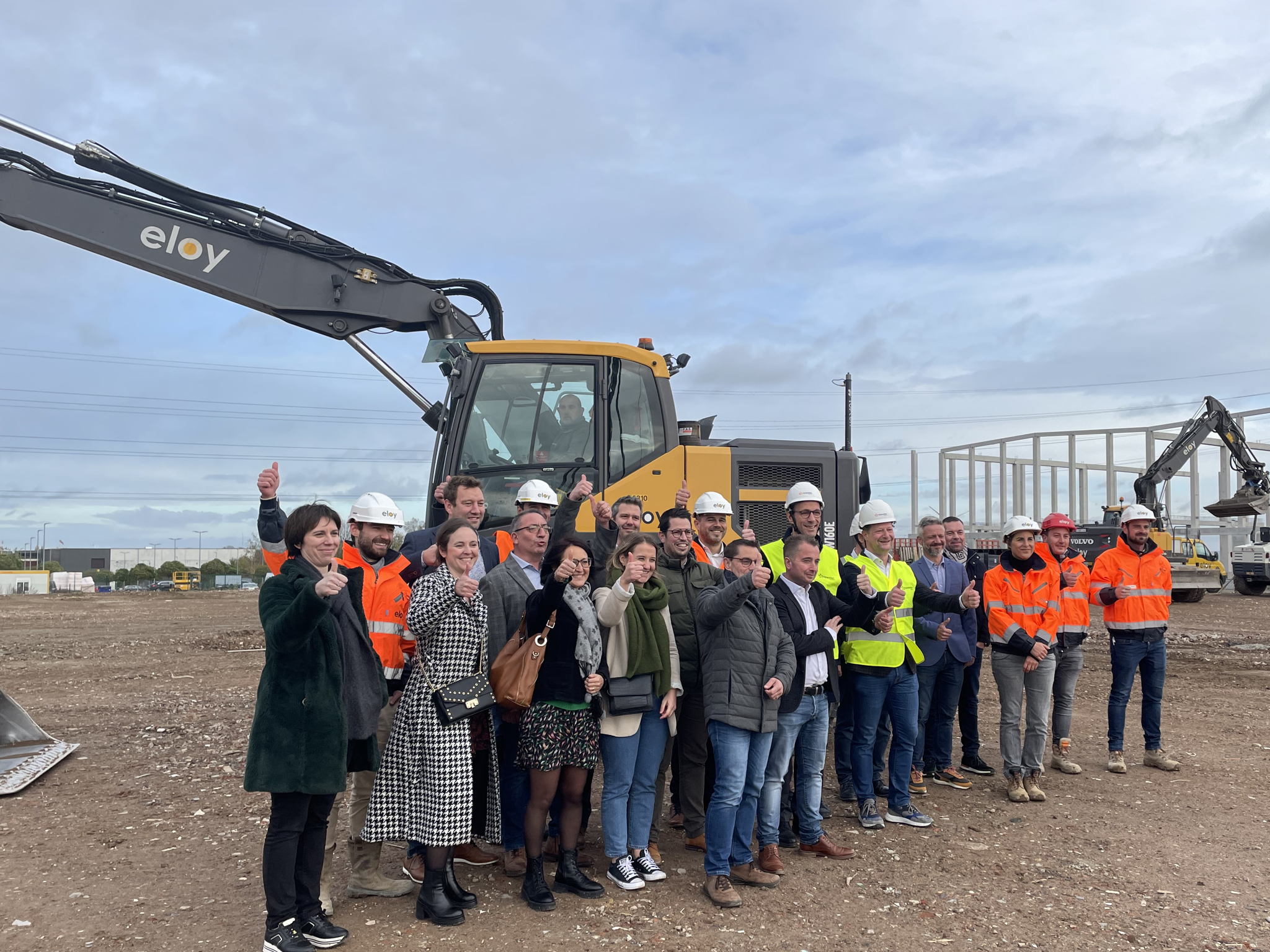 Premier coup de pelle pour le nouveau siège de NEWELEC, un bâtiment durable, dans la ZAE des Hauts-Sarts