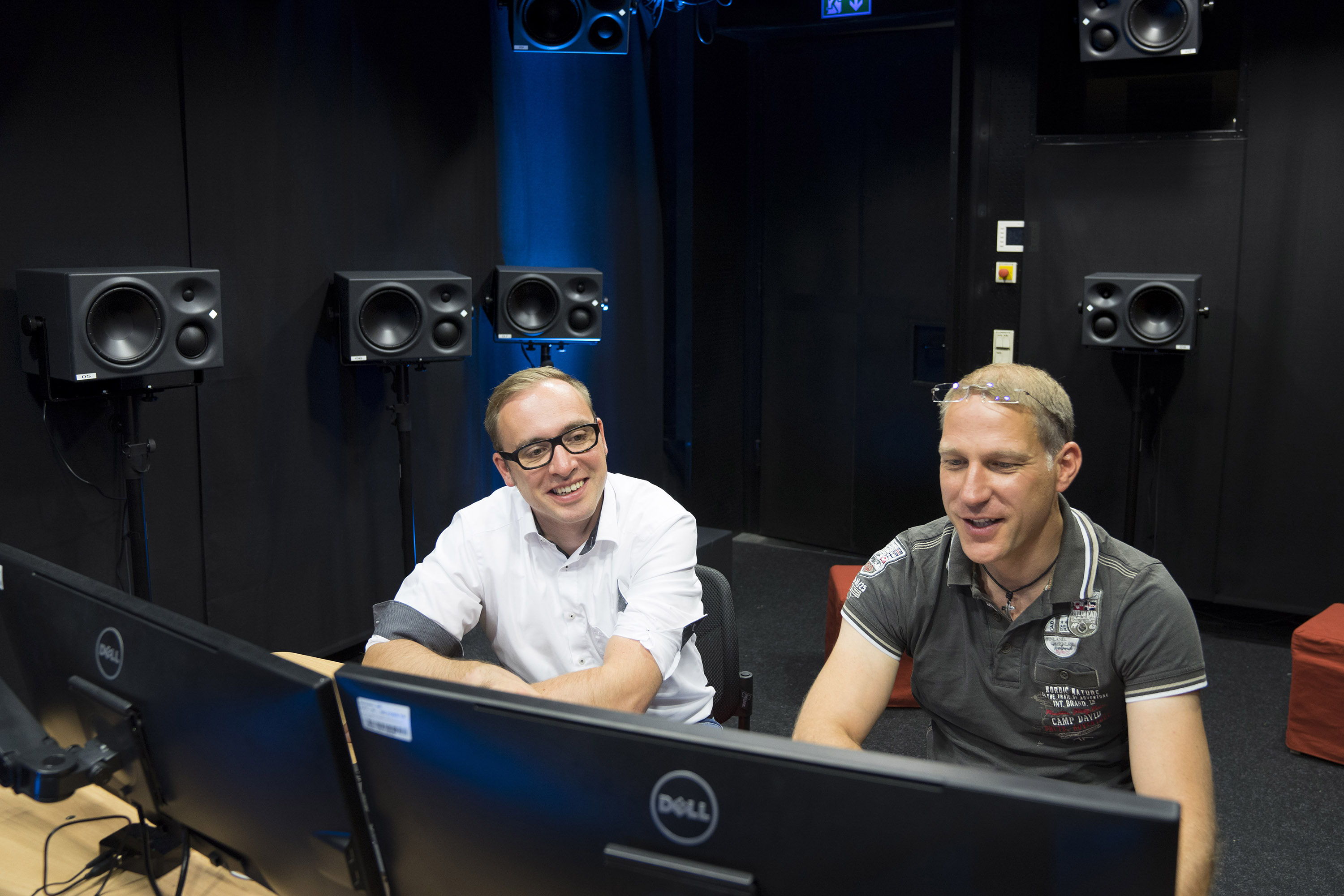 Dr.-Ing. Daniel Beer, Gruppenleiter Electroacoustics, (rechts) mit Christoph Sladeczek, Gruppenleiter Virtual Acoustics (links) im neuen Hörraum des Fraunhofer IDMT in Ilmenau