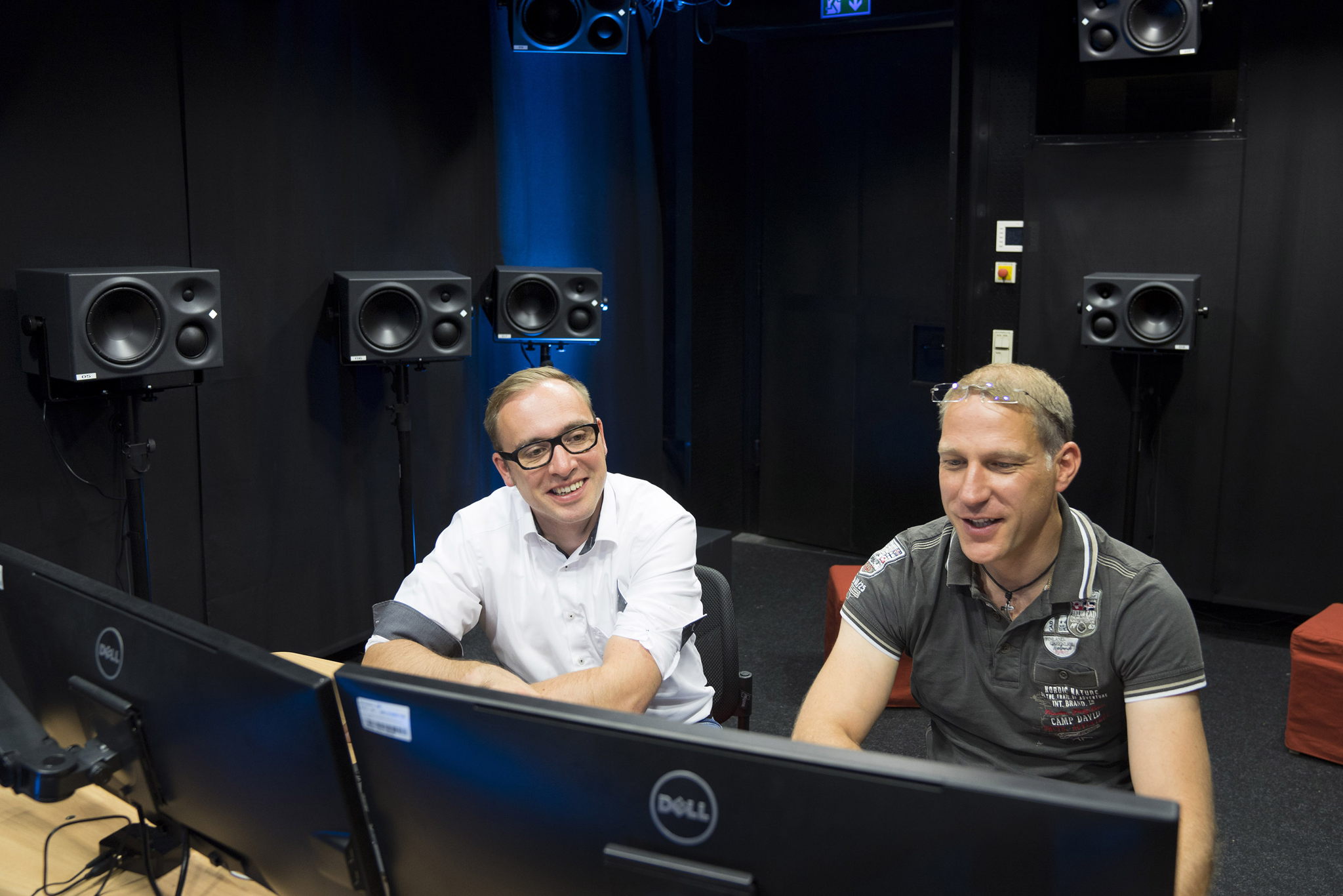 Dr.-Ing. Daniel Beer, Gruppenleiter Electroacoustics, (rechts) mit Christoph Sladeczek, Gruppenleiter Virtual Acoustics (links) im neuen Hörraum des Fraunhofer IDMT in Ilmenau Dr.-Ing. Daniel Beer, Gruppenleiter Electroacoustics, (rechts) mit Christoph Sladeczek, Gruppenleiter Virtual Acoustics (links) im neuen Hörraum des Fraunhofer IDMT in Ilmenau