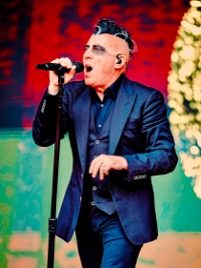Maynard James Keenan s’appuie sur la capsule MM 435 associée au système sans fil Digital 6000 ​
pour bénéficier de la clarté et de la constance nécessaires entre deux productions live ​
aux univers très différents. (Crédit photo : Henry Ruggeri)