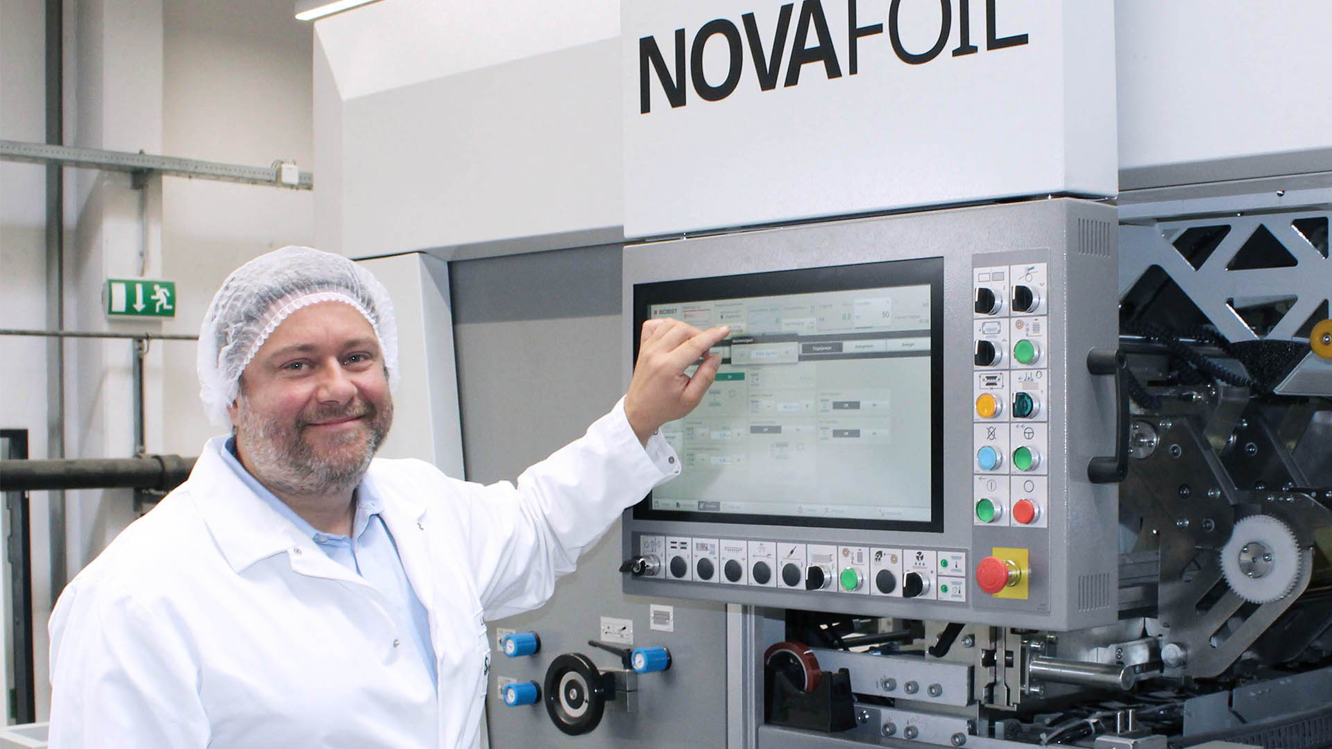 Йоханнес Кнапп демонстрирует удобство управления прессом NOVAFOIL 106 при использовании интерфейса «человек-машина» HMISPHERE.