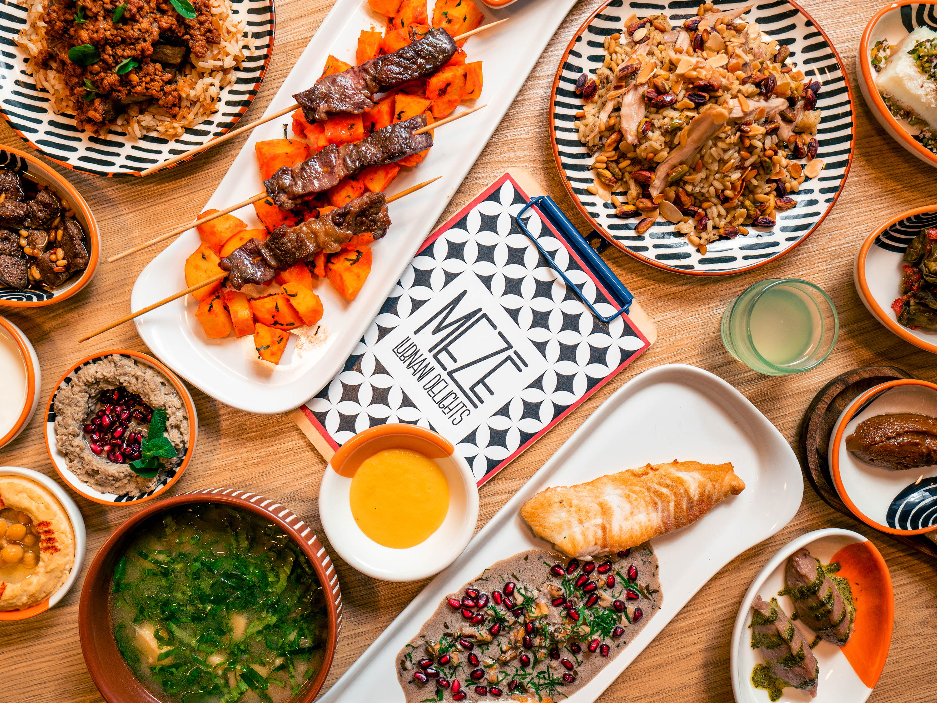 Colorata, conviviale, autentica: la cucina libanese arriva nel cuore di Milano con Mezè