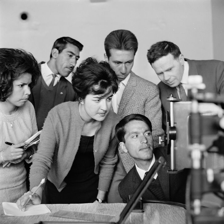 AKG304770 Étudiantes et étudiants de la faculté des sciences de l’université de Kaboul en 1963, pendant un cours d’analyse spectrale par le professeur V.I. Elfimov (URSS) (c) Paul Almasy / akg-images
