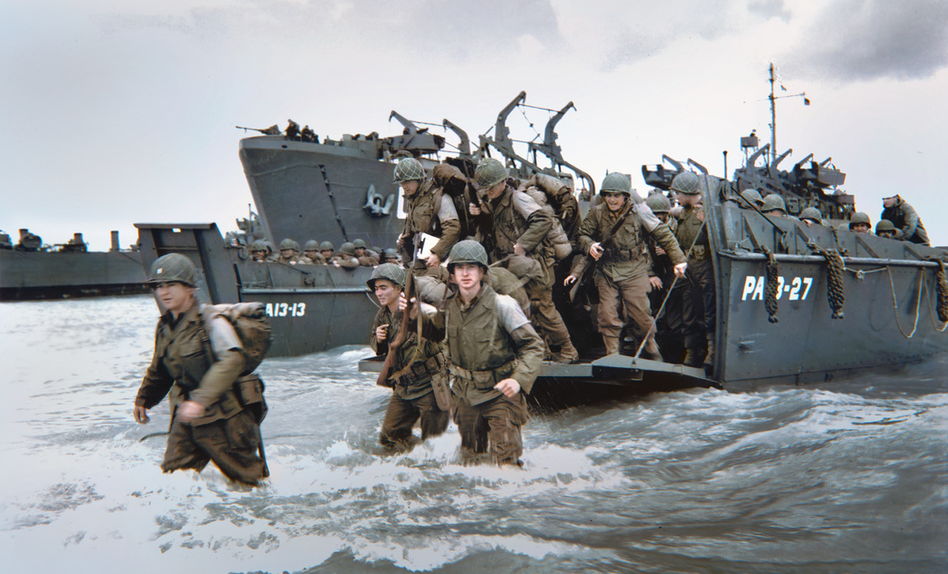 AKG7890772 US troops disembarking from a US Coast Guard landing craft. Allied landings in Normandy after “D-Day” (day on which the Allied landings commenced under General Montgomery on 6 June 1944). Photo digitally coloured. © akg-images