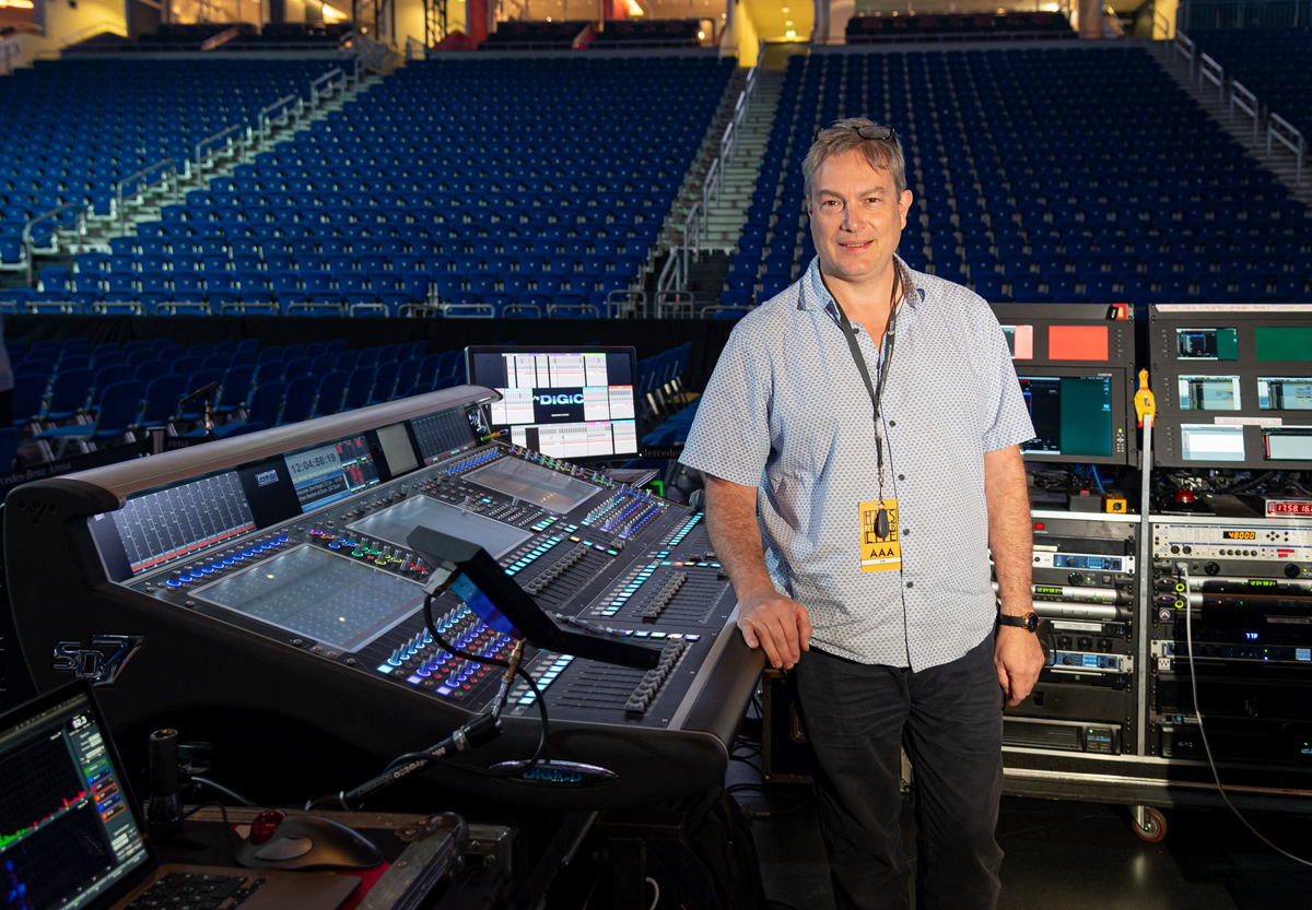 FOH Engineer Colin Pink an seinem Arbeitsplatz