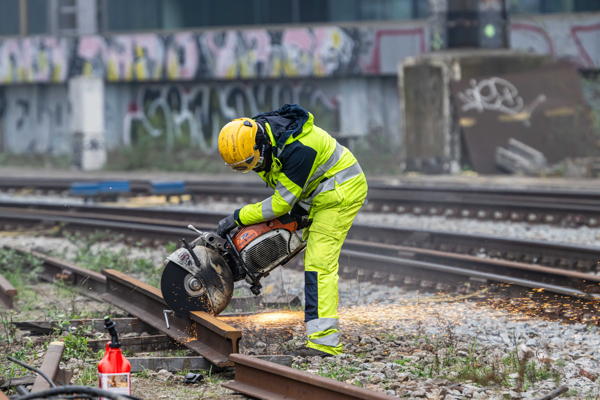 Federal government uses infrastructure delays to fund new rail investments