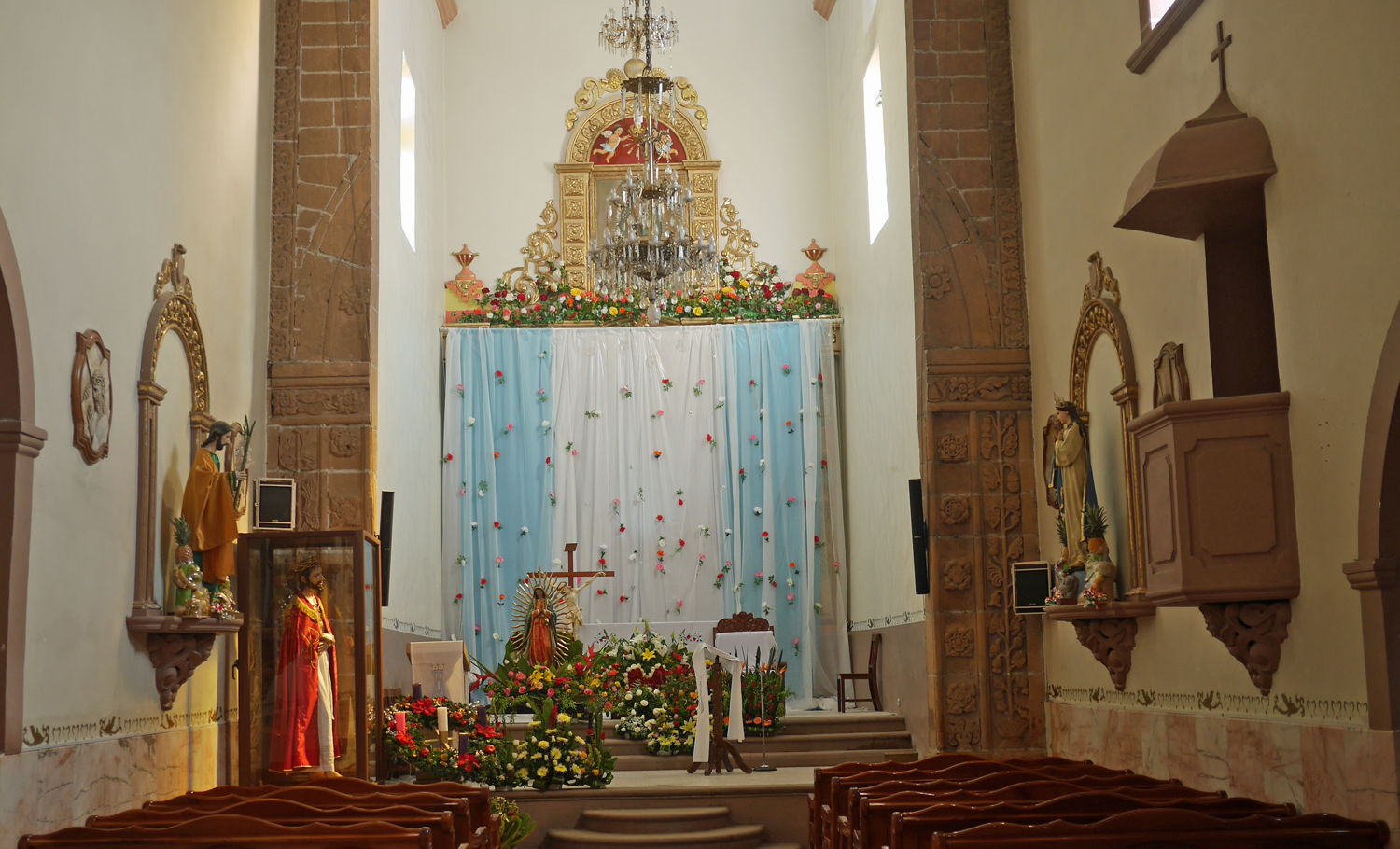 Interior de la Parroquia de Santa María de Guadalupe en Mixquiahuala, Hidalgo