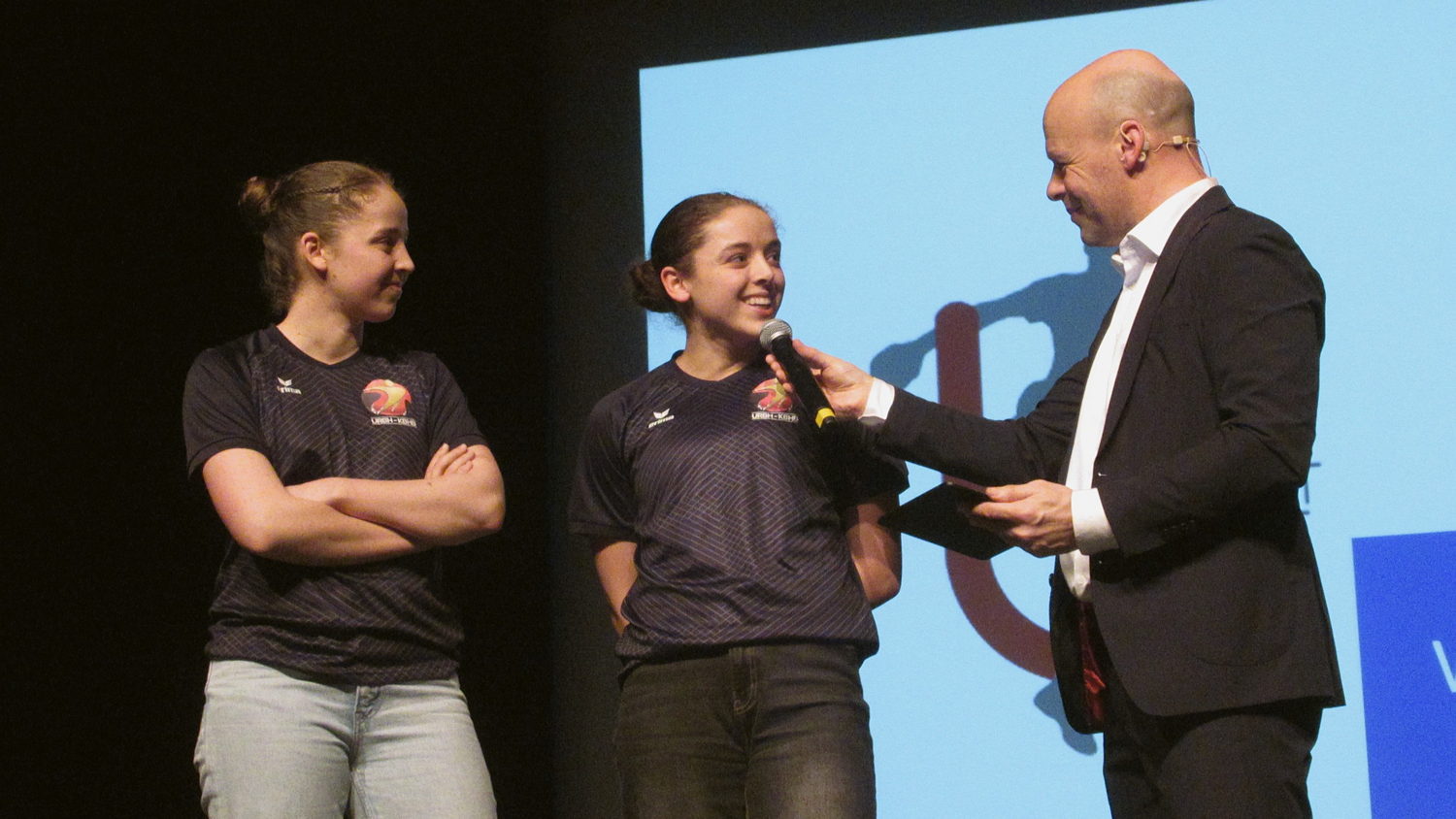 De zussen Lotte en Emma Anthonissen zitten samen met zus Nele bij de nationale handbalploeg.