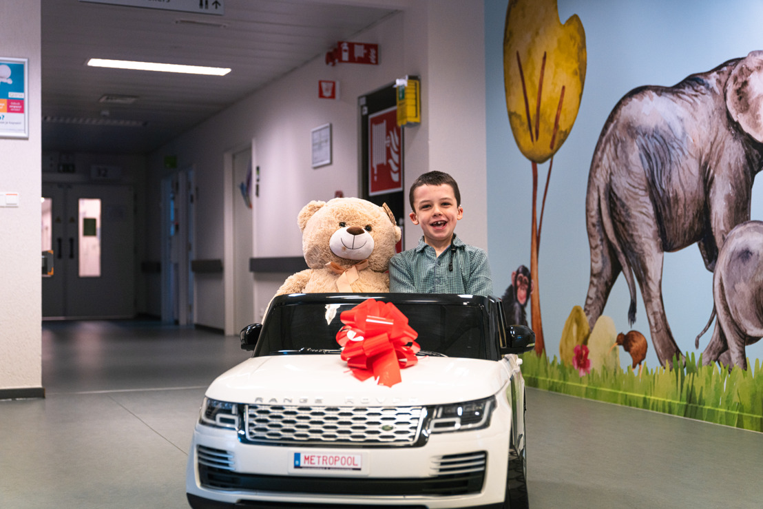 Jaguar Land Rover Metropool en de Vlaamse Kinderliga schenken VR-set en elektrische wagentjes aan ZNA Koningin Paola Kinderziekenhuis