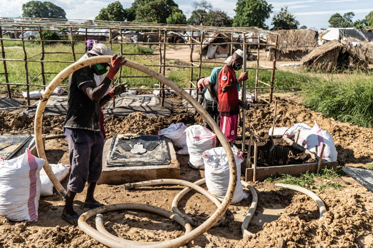 Cabo Delgado: 25 De Junho IDP camp
MSF teams are seen building new latrines which form part of MSF’s water, sanitation and hygiene response. The latrines are intended to stop sewerage from mixing with the surrounding water sources. When this occurs it creates a breeding ground for diseases like Cholera. Photographer: Tadeu Andre Cabo Delgado: 25 De Junho IDP camp
MSF teams are seen building new latrines which form part of MSF’s water, sanitation and hygiene response. The latrines are intended to stop sewerage from mixing with the surrounding water sources. When this occurs it creates a breeding ground for diseases like Cholera. Photographer: Tadeu Andre