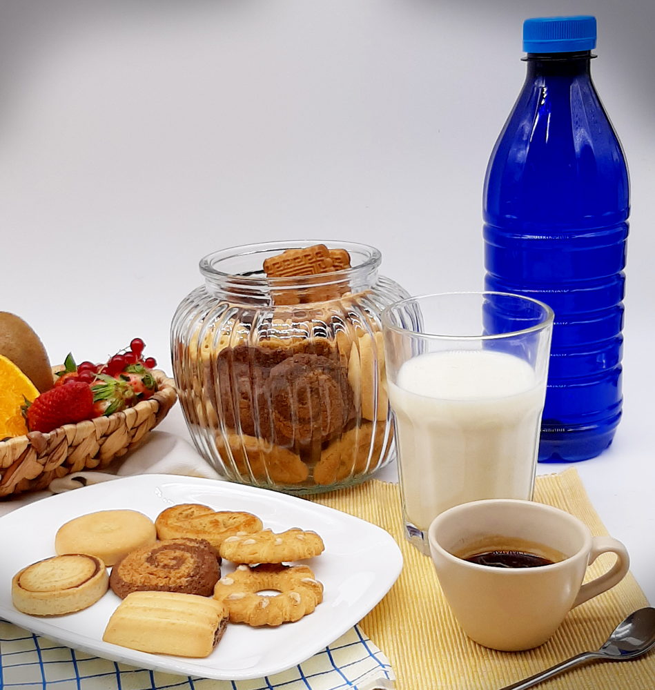 Latte, biscotti e caffè 