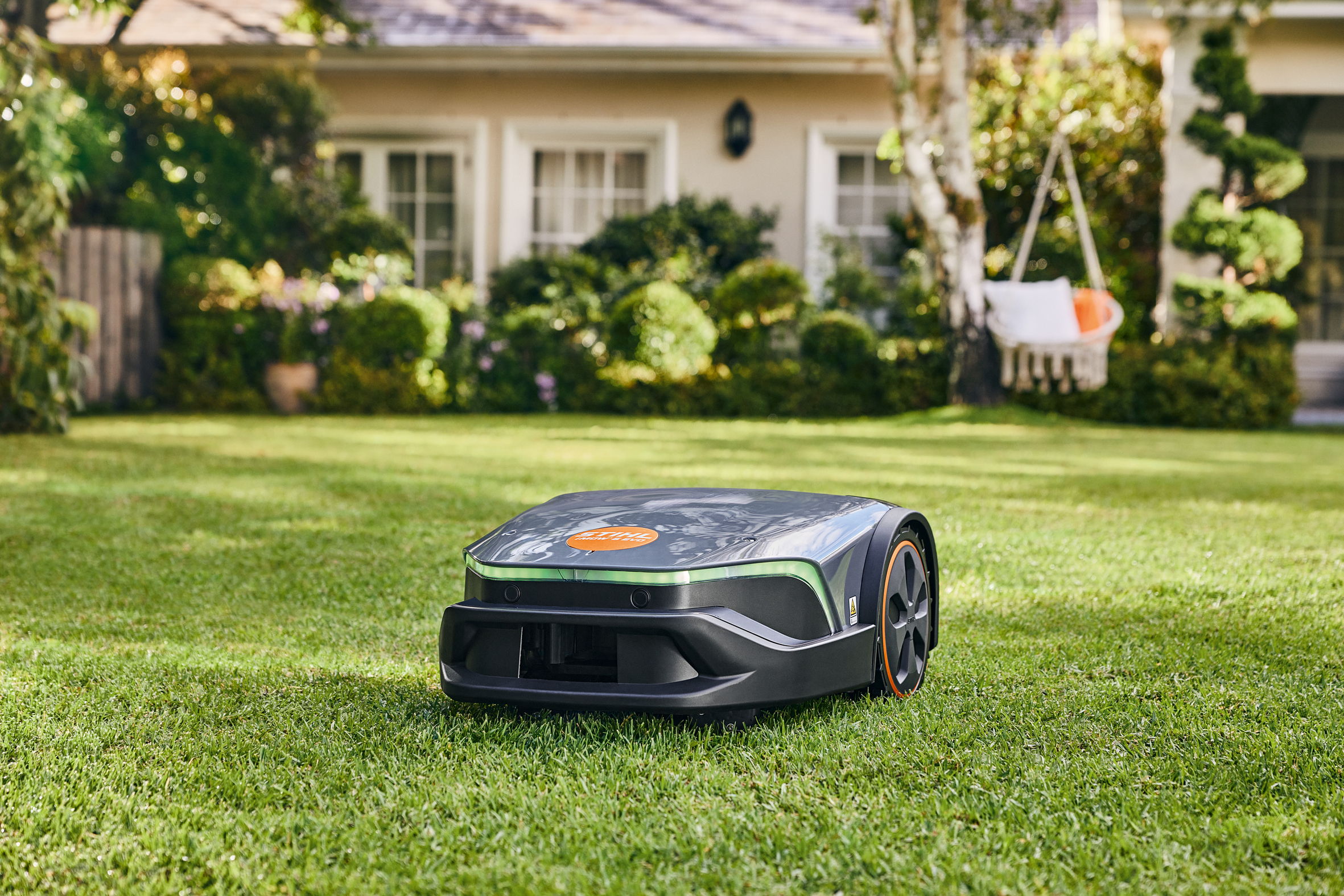 Met de nieuwe generatie iMOW® robotmaaiers tilt STIHL het automatische gazononderhoud naar een nieuw niveau: met hun Disc Cut-maaisysteem met ruime maaibreedte, krachtige accu’s en een intelligent laadbeheer wordt de wekelijkse actieve maaitijd nog korter.