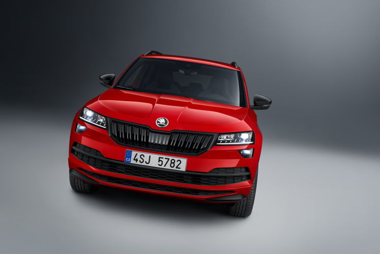 The new ŠKODA KAROQ SPORTLINE also has a sporty appearance. Launched in 2017, the versatile compact SUV is now available in this new variant for the first time and exclusively with a 2.0 TSI engine (140 kW / 190 PS).