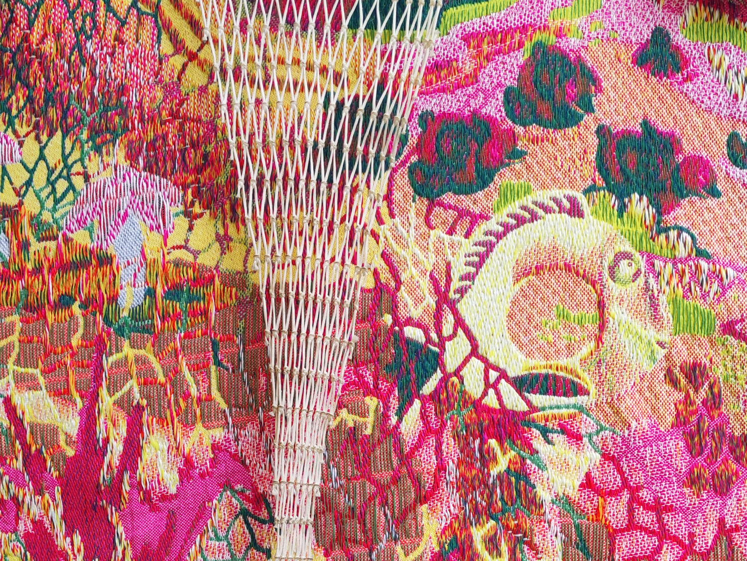 Mona Cara, La Mer Poubelle (De Zee Als Vuilnisbak)  (detail), 2022,  Jacquardweefsel, polyester-, katoen- en acryldraden, visnet, visaas, 230 x 750 x 100 cm, Galerie Idéale, Parijs, 2024, ©Adrien Thibault, ©ADAGP, Parijs, 2024
