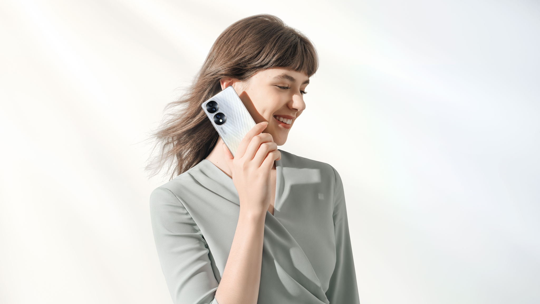 Das HONOR 70 in der Farbe 'Crystal Silver'.