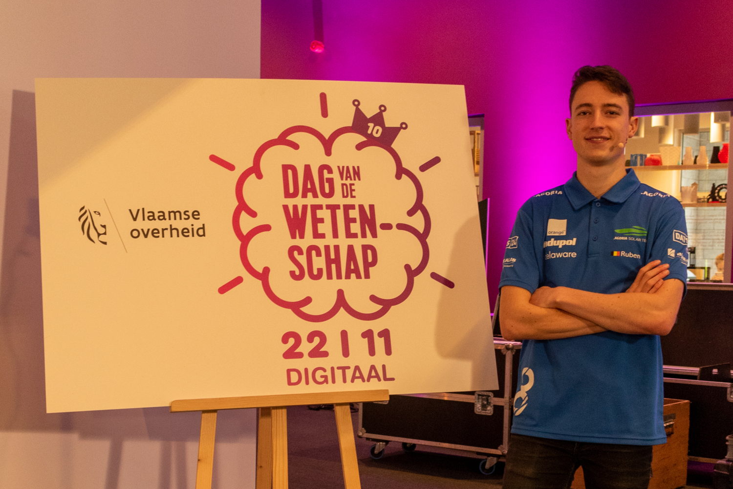 Piloot Ruben Van Acker op de set in Technopolis