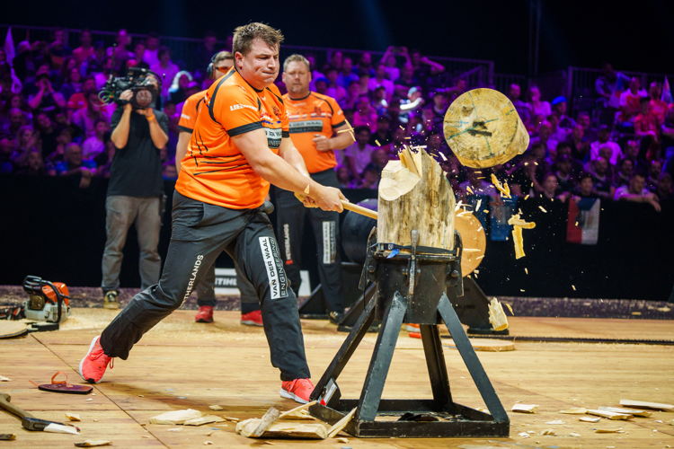 Martijn Harms termine l’estafette par équipe de l'équipe des Pays-Bas avec le Standing Block Chop.