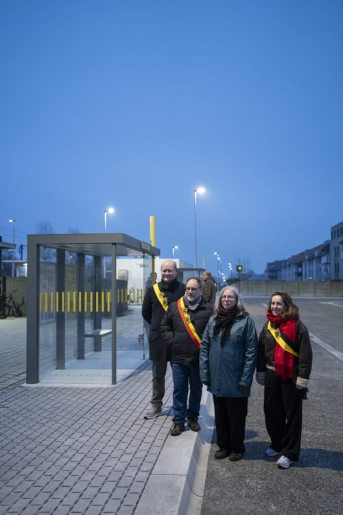 V.l.n.r.: schepen Mobiliteit Tijs Corneillie, burgemeester Peter Roose, woordvoerder De Lijn Ine Pieters, schepen Openbare Werken Elise Sticker