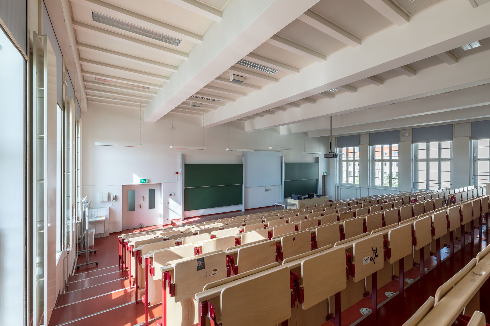 The working range of the Sennheiser SpeechLine DW is more than sufficient to cover all of the room sizes at MLU without any restrictions The working range of the Sennheiser SpeechLine DW is more than sufficient to cover all of the room sizes at MLU without any restrictions