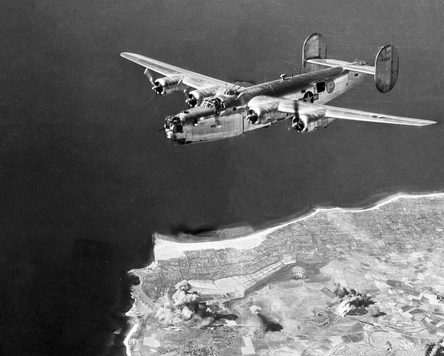 AKG10067060 A consolidated B-24 Liberator of the 15th Aaf flies over smoke from bombs that struck at enemy gun positions in the Sete area of Southern France, attacked by heavy bombers. Direct hits were scored on targets. ©akg-images