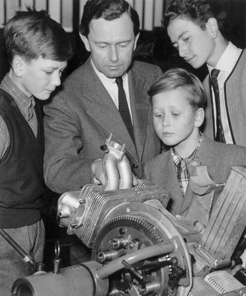 Wolfgang Porsche (1953, al frente) junto a sus hermanos Hans-Peter (izq.) y Ferdinand Alexander (derecha) y su padre Ferry Porsche (en el centro)