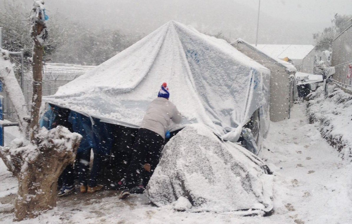 In de kampen op Lesbos, Griekenland, moeten vluchtelingen noodgedwongen in de sneeuw verblijven © Daniel Barney