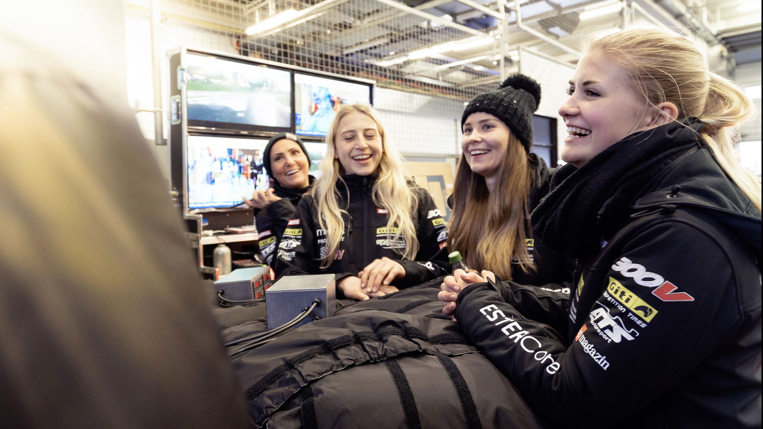 La sensación dentro de la comunidad en los pits: las participantes del equipo esperan la aventura de Nürburgring