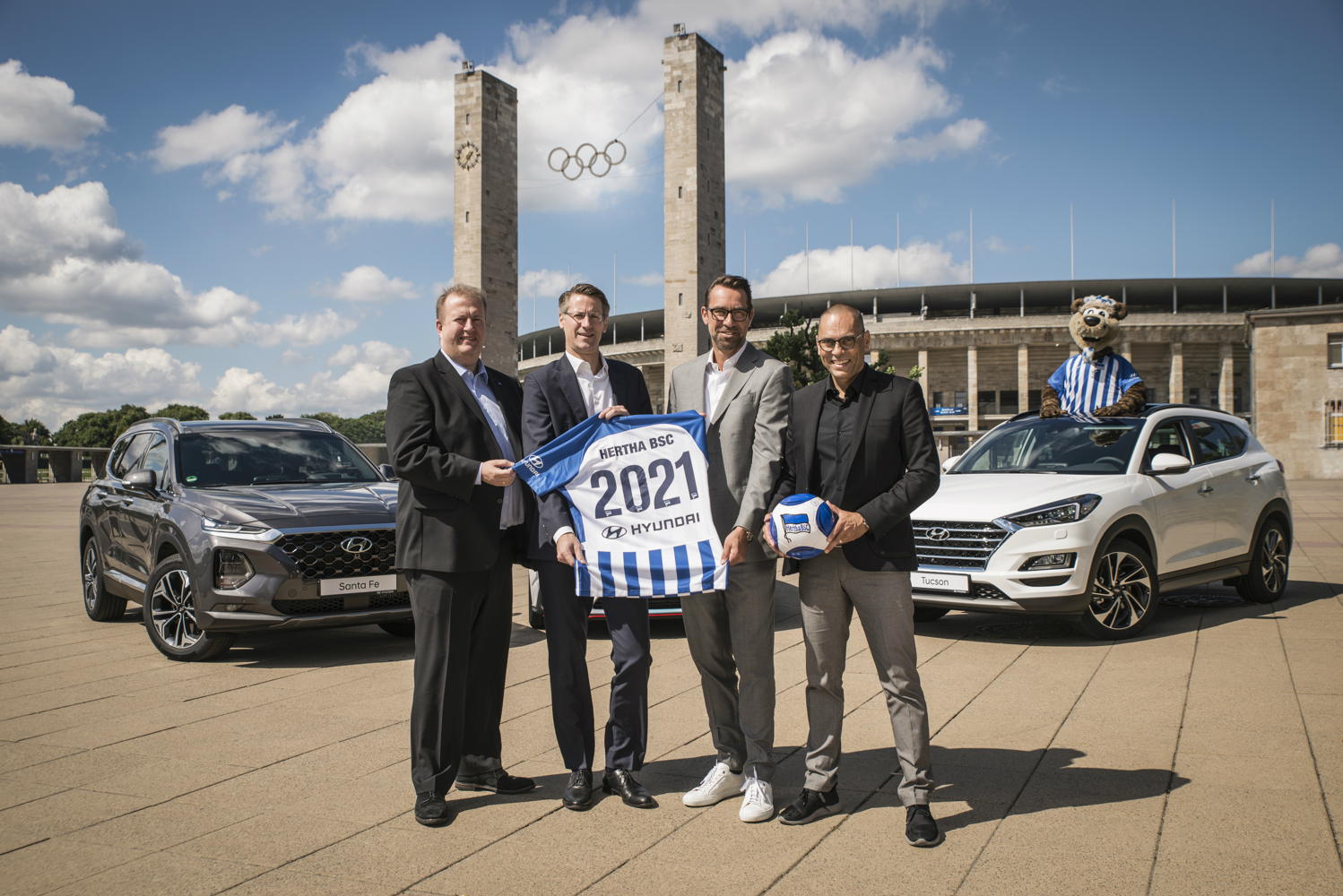 (left to right) Ingo Schiller, Managing Director at Hertha BSC; Till Wartenberg, Director Marketing at Hyundai Motor Deutschland; Michael Preetz, Managing Director at Hertha BSC; and Andreas-Christoph Hofmann, Vice President Marketing & Product at Hyundai Motor Europe