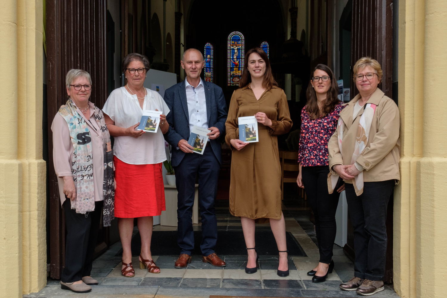 Van links naar rechts:
Anne-Marie Hautekeete, voorzitter vzw uitMUNTEnd
Bernadette Van Damme, auteur van de Erfgoedsprokkel
Luc Van Huffel, schepen Merelbeke
An Vervliet, gedeputeerde
Sofie Moeykens, coördinator van de IOED Viersprong
Martine Pieteraerens, dienst Erfgoed

copyright: Herman Van den Meersschaut

