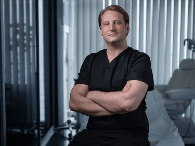 Schuif met Senitas en Sunekos-specialist dr. Marko Mance aan tafel: de kracht van aminozuren in huidherstel