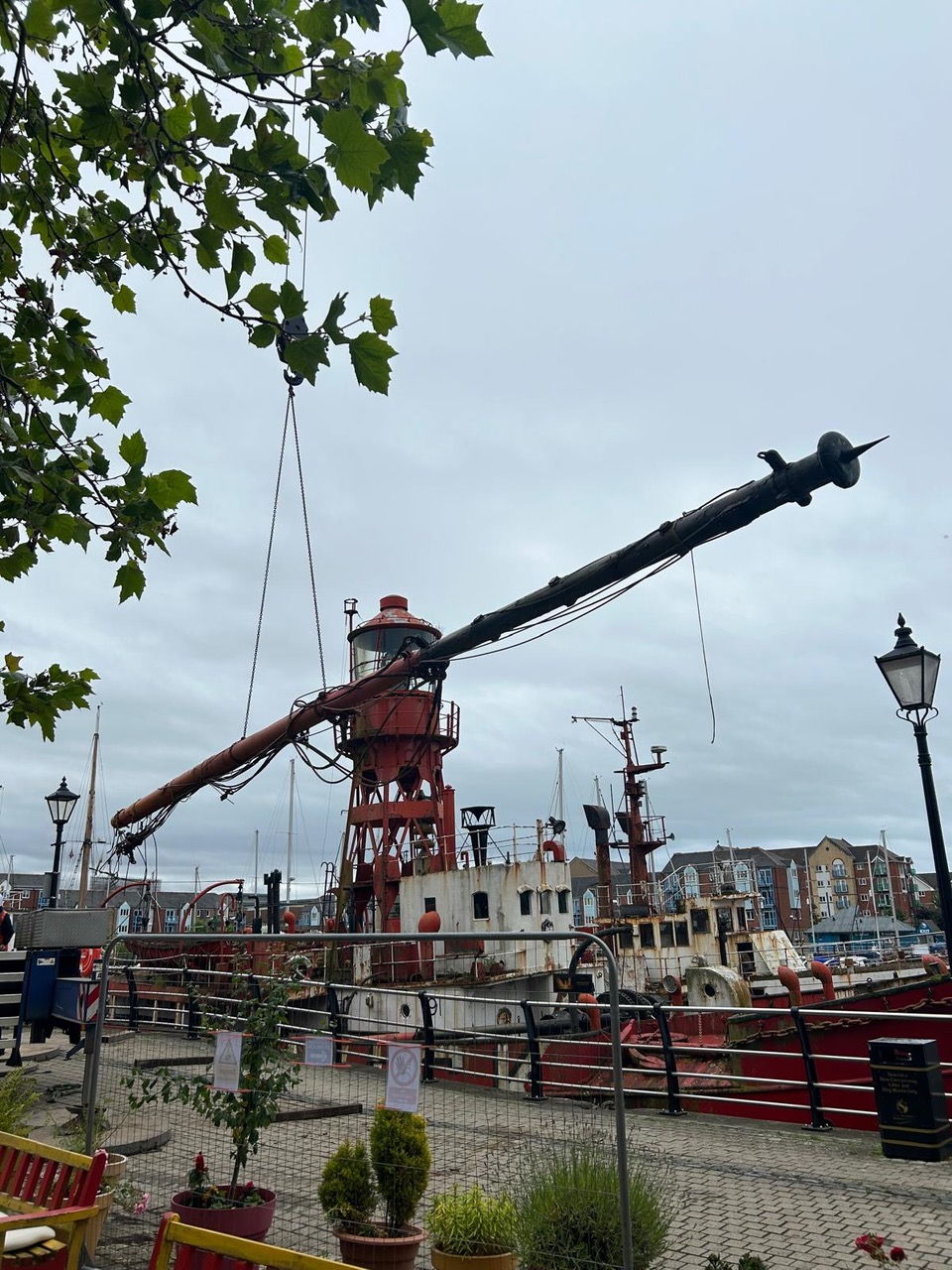 The masts were landed on the boat, then re-slung to create a horizontal lift.