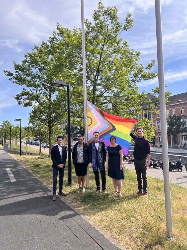 foto’s vlnr: burgemeester, Wim Muylle van UniQue, Joren Houtevels (Mister Gay Belgium), Lies, Michiel Bertels van UniQue