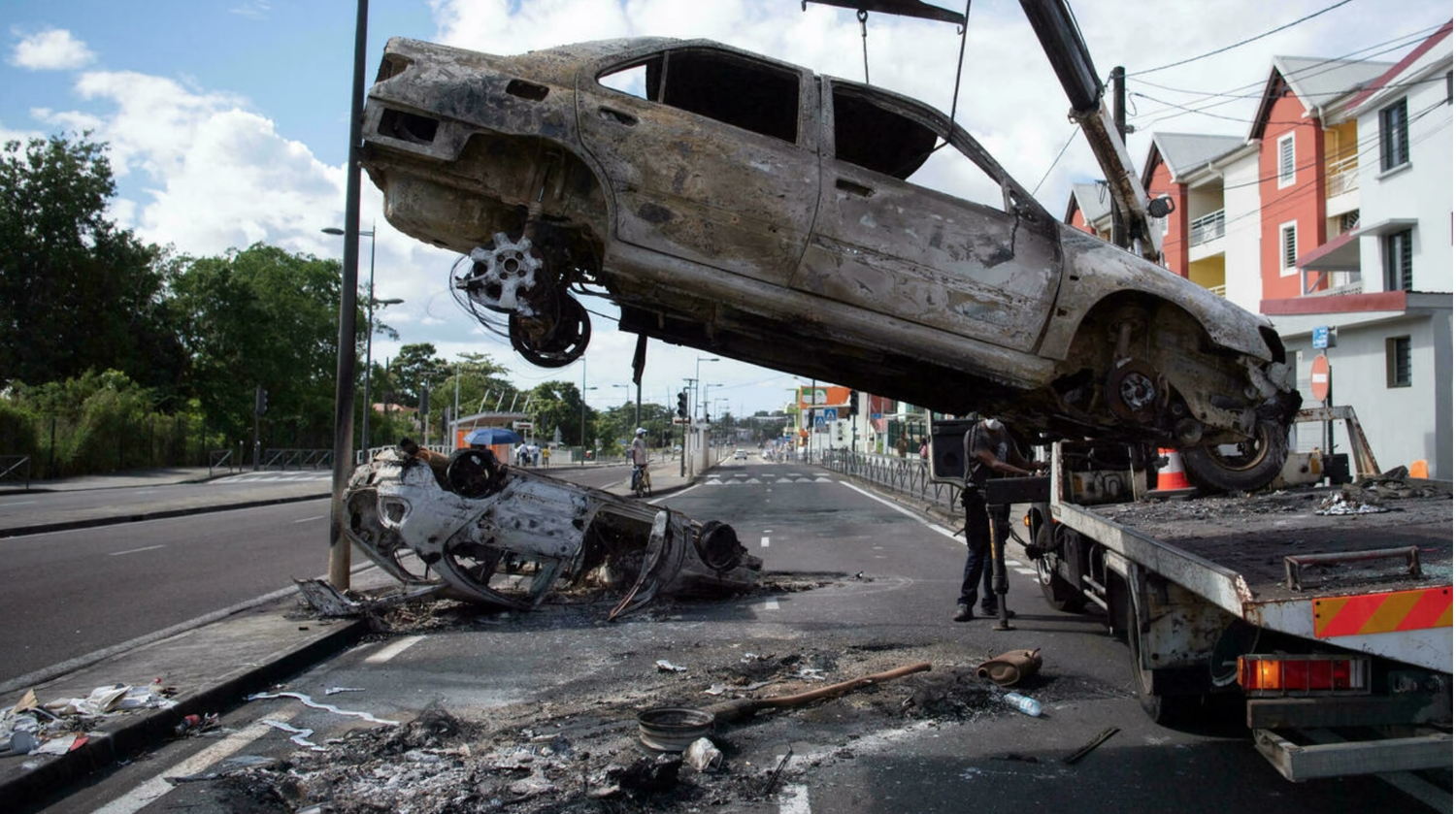 Torched vehicles in Fort-de-France, on the French Caribbean island of Martinique. © Loïc Venance, AFP