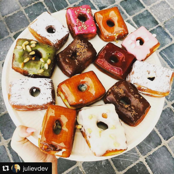 Hoeked Doughnuts - Anversa (Image: Instagram @hoekeddoughnuts
https://www.instagram.com/p/BXh-k0UgQoD/?taken-by=hoekeddoughnuts)