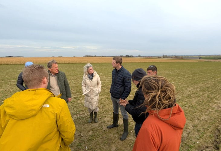 Bram bespreekt op dit gerooide aardappelveld de groenbedekker met collega-bodempioniers.